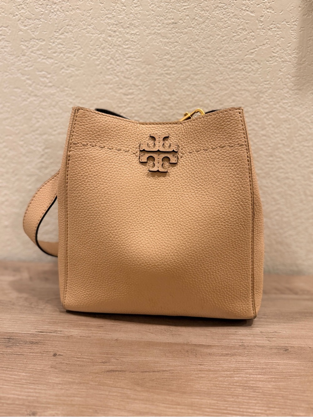 Tory Burch McGraw Pebbled Leather Bucket Bag in Beige